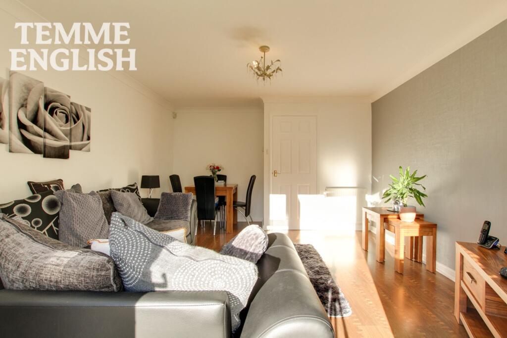 House in Basildon, Wickford - More