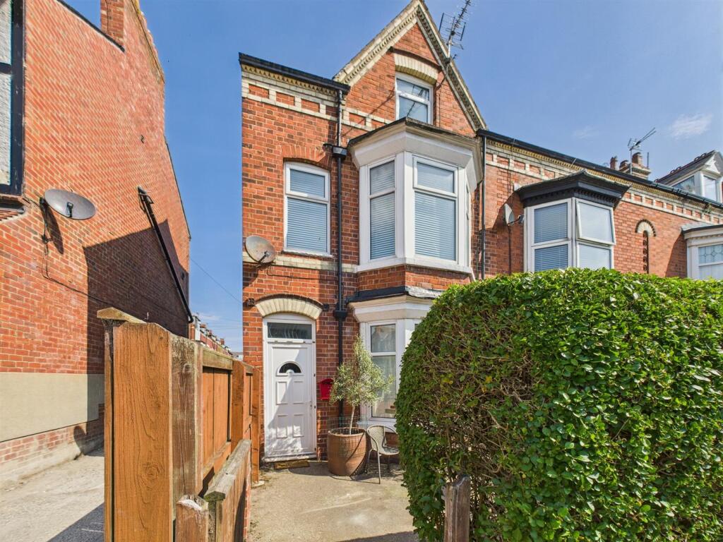 5-bed terraced on Horsforth Avenue, Bridlington, £185,000