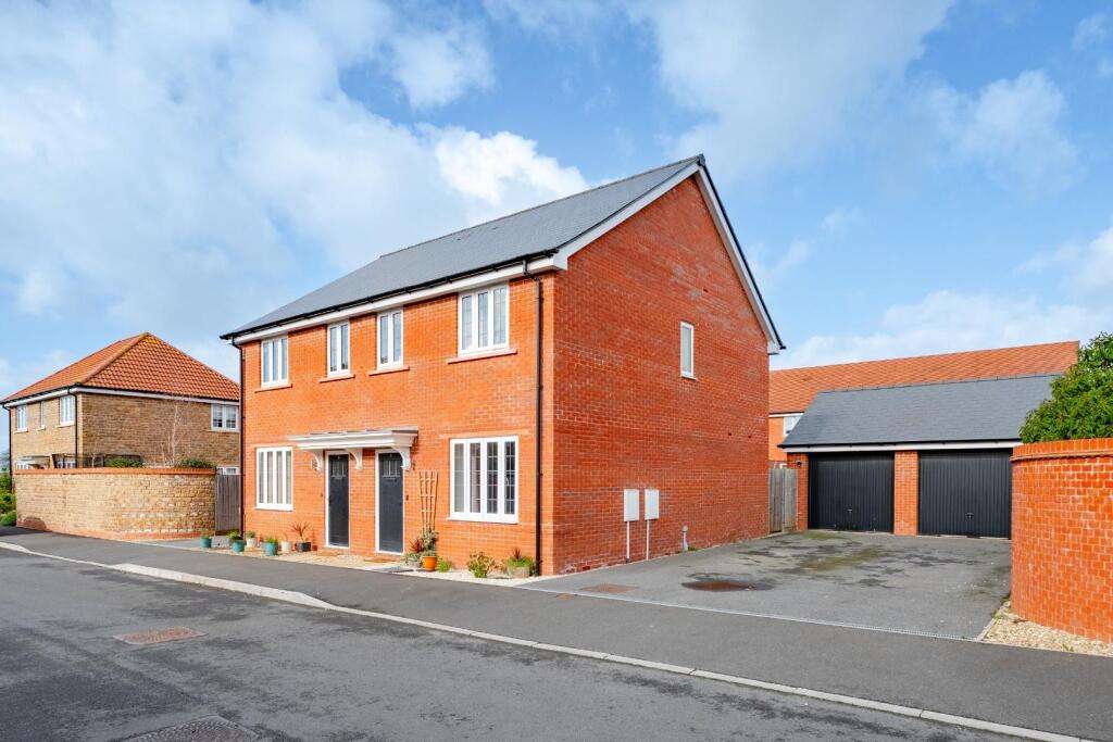 Main image of property: Beautifully presented three bedroom family home, situated within Yatton's popular Chestnut Park Development