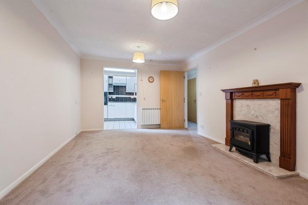 Apartment in North Hertfordshire, Royston - More