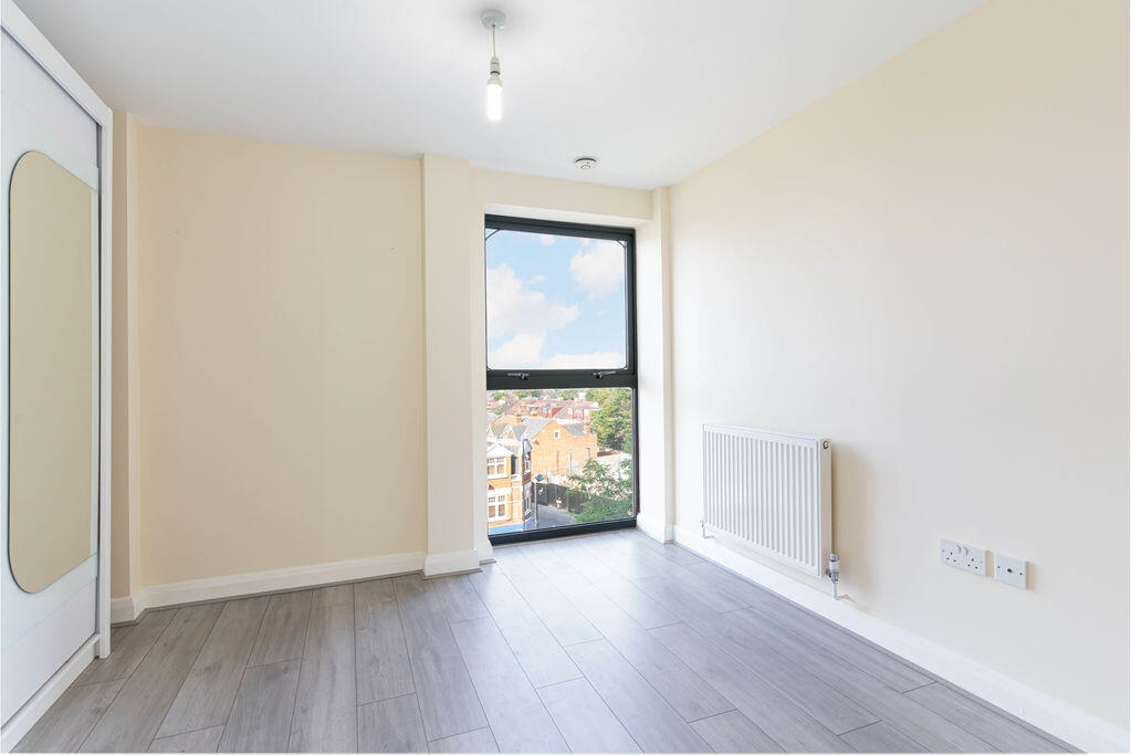 Apartment in Croydon - More