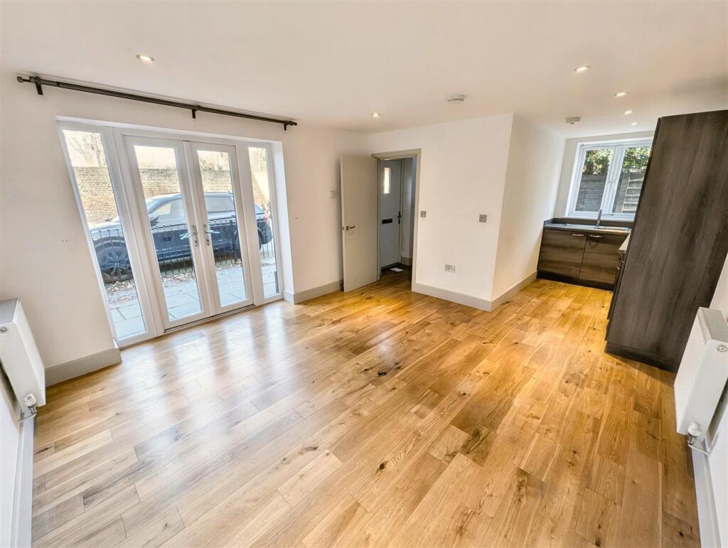 Apartment in Southend-on-Sea - View 3