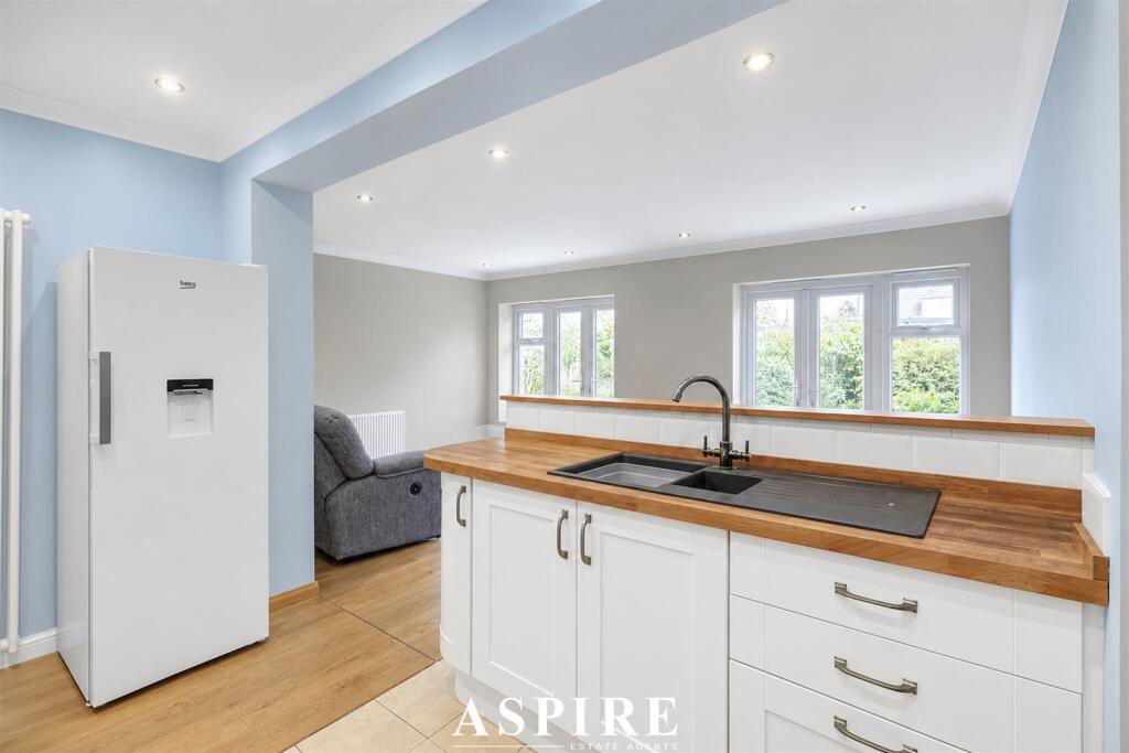 House in Southend-on-Sea - More