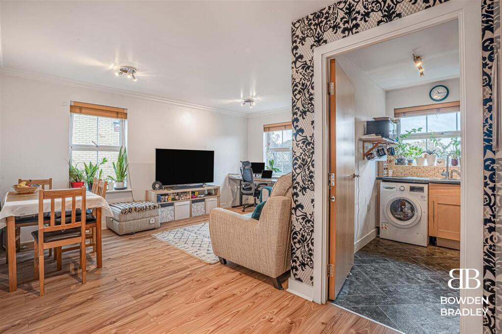 Apartment in Romford - View 4