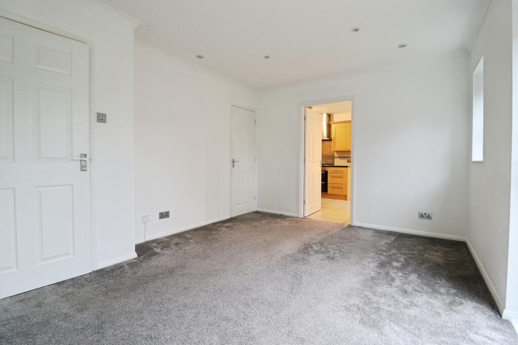 Cleves Avenue, Brentwood, CM14 photo 3
