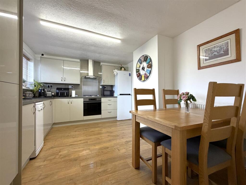 Wolfit Avenue, Balderton, Newark photo 2