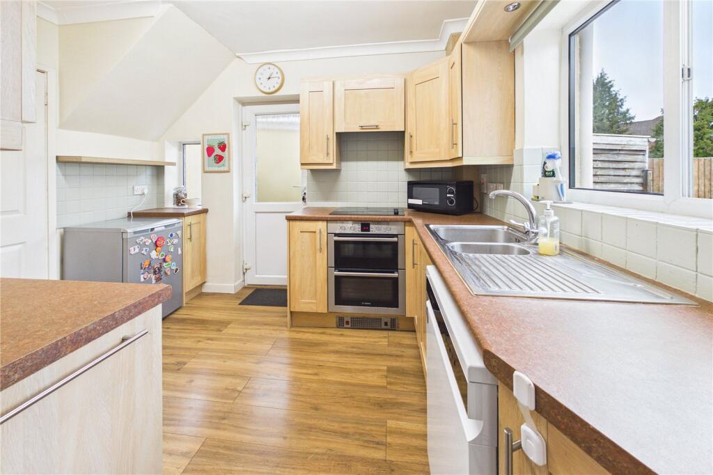 Longcroft Road, Thatcham, Berkshire, RG19 photo 4