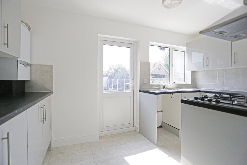 Sunningdale Avenue, Rainham, Havering photo 3