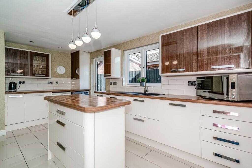 Cam Wood Fold, Clayton-Le-Woods, PR6 - More