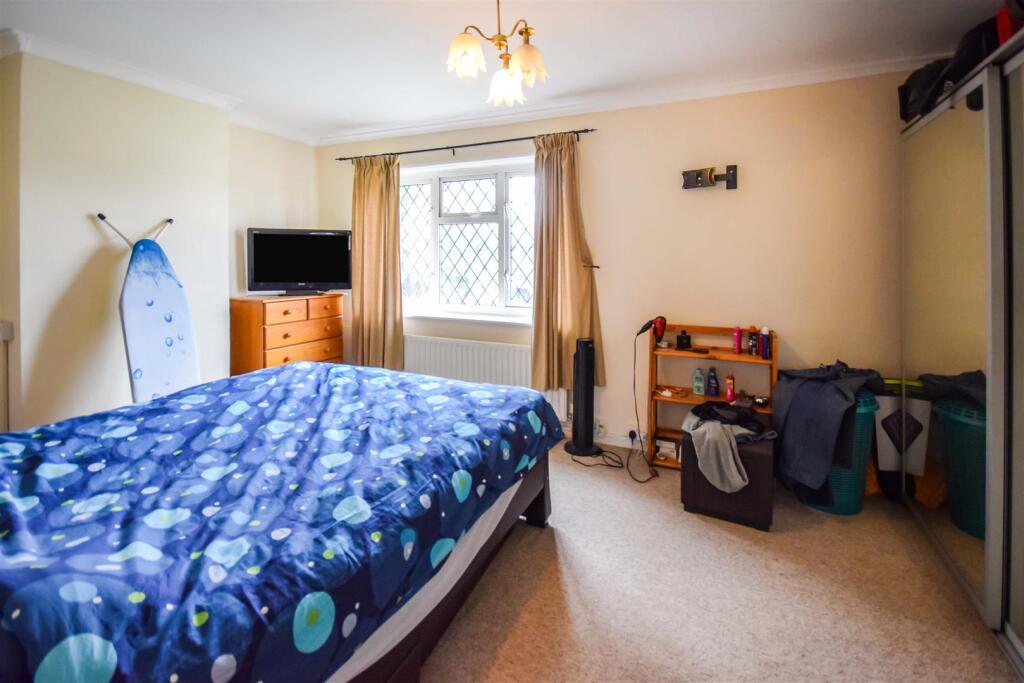 House in Sutton - More
