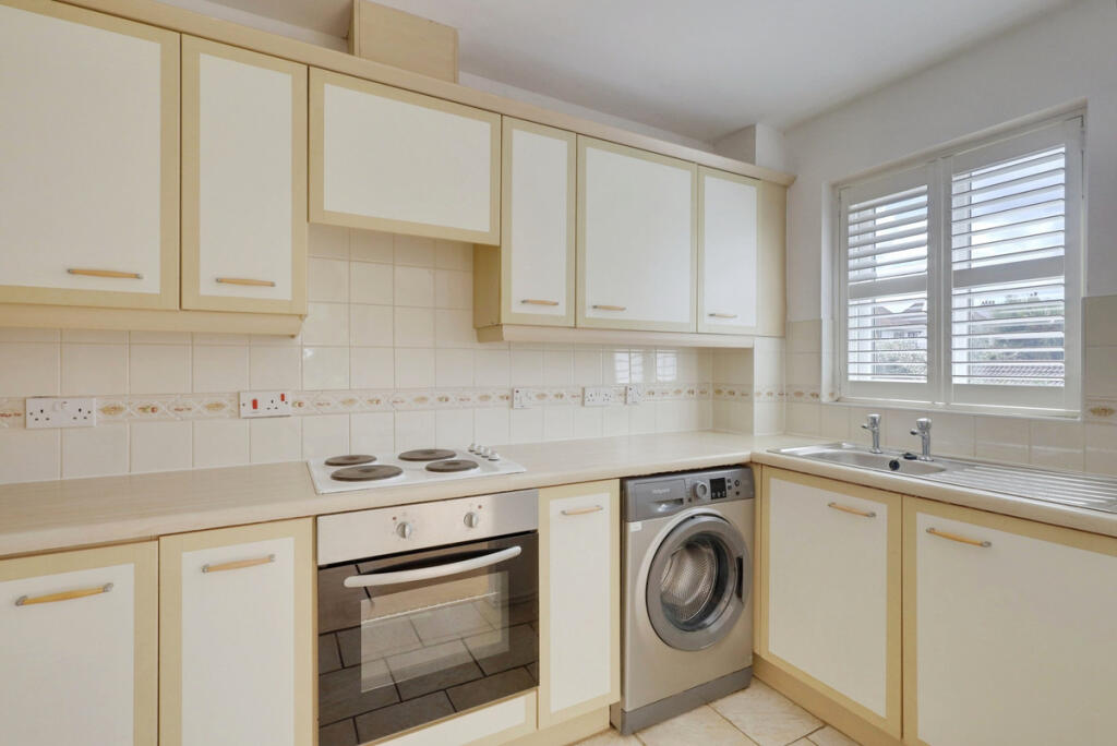 Apartment in Southend-on-Sea, Essex - View 4