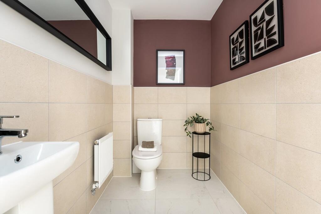 House in Chatham, Medway - More