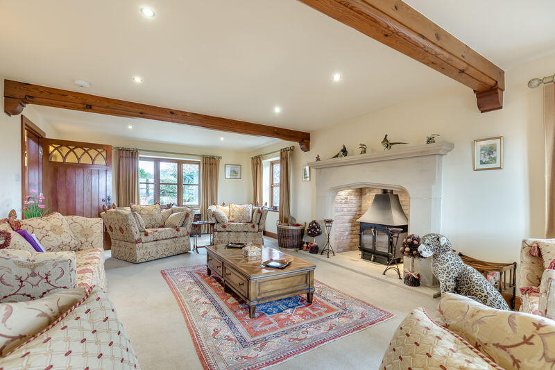 Detached Country House with Annexe & Equestrian Facilities set in 4.5 acres. photo 2