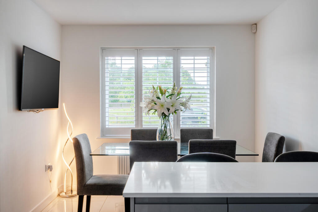 House in Mole Valley, Fetcham - View 2