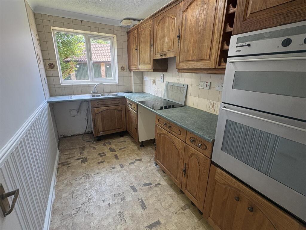 Apartment in Crawley, West Sussex - View 2