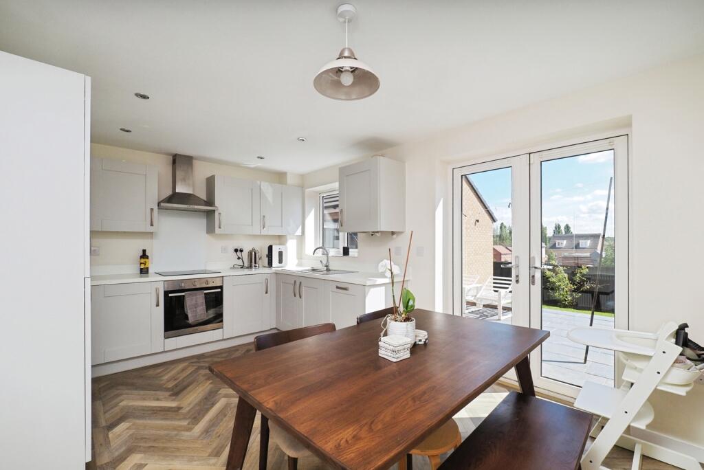 House in Gedling, Nottinghamshire - More