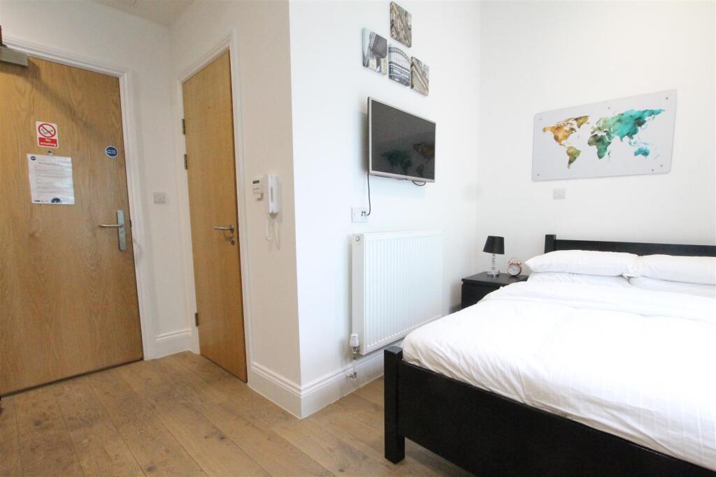 Apartment in Newcastle upon Tyne - View 5