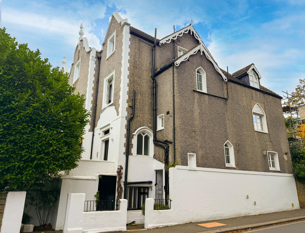 Main image of property: Queens Road, Richmond, TW10 6JX