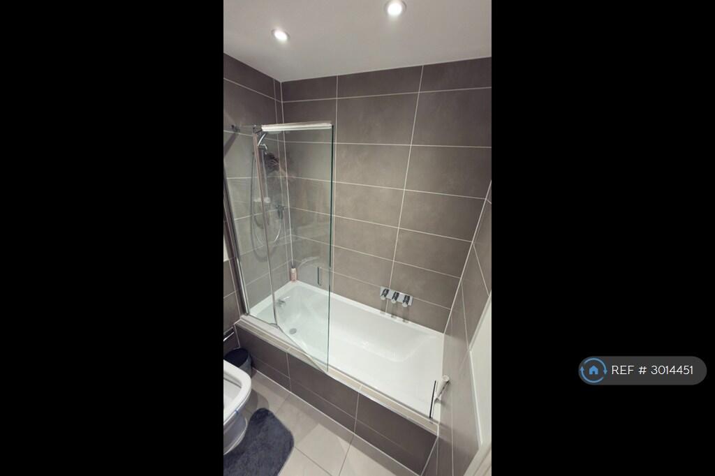 Apartment in Slough - More