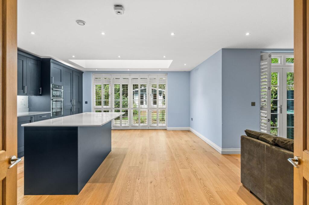 Lincoln Grove, Weybridge, KT13 photo 4