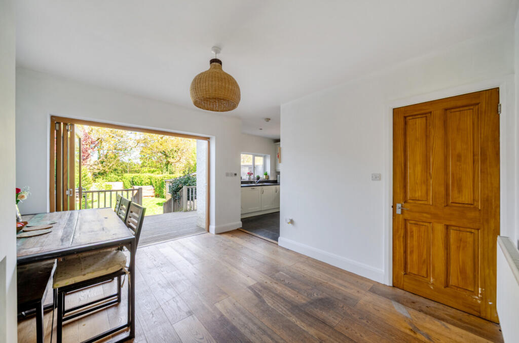 Robin Hood Road, St. Johns, Woking, Surrey, GU21 photo 4