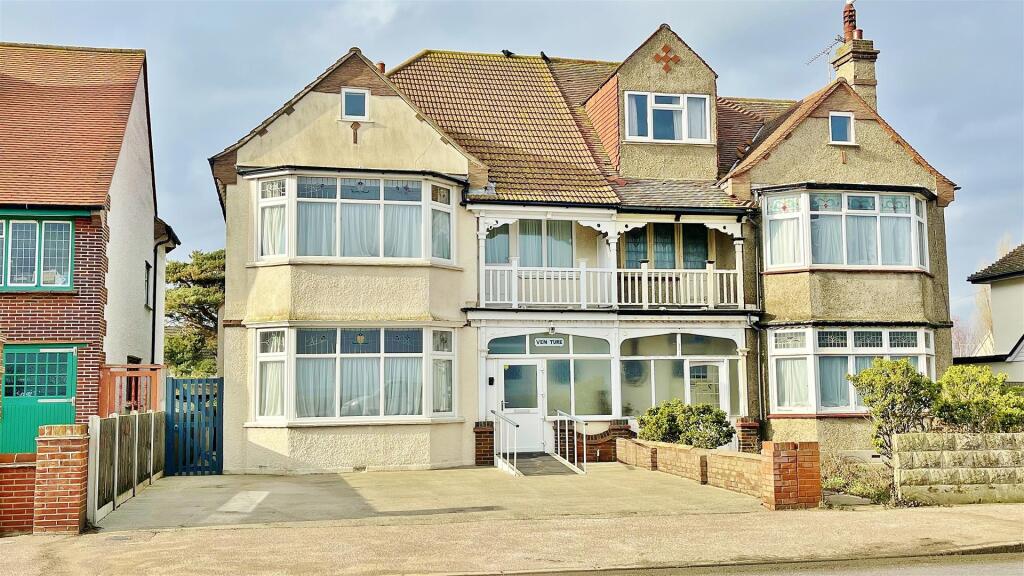 Princes Esplanade, Walton-on-the-Naze, Essex photo 3