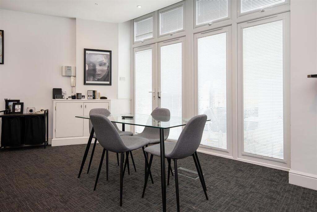 Apartment in London, West Ealing, Hanwell - More
