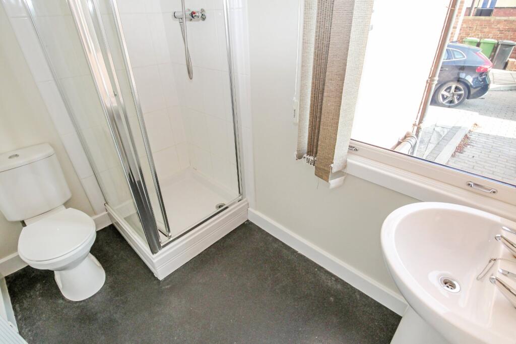 6 bedroom detached house for rent