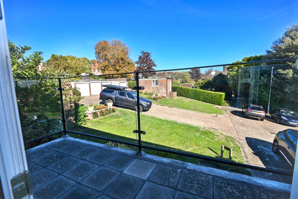 Apartment in Eastbourne, Ratton Village - More