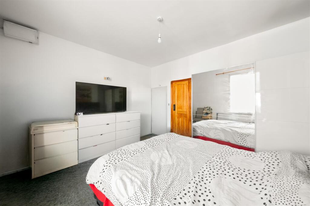 House in London, Hounslow West - More