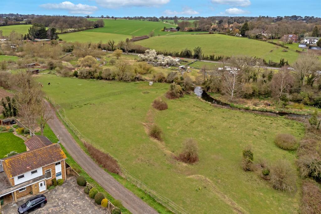 Ash Grove, Wheathampstead, St. Albans photo 3