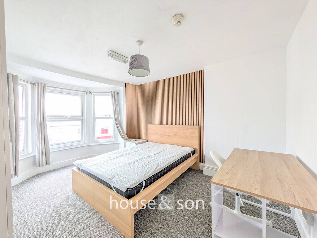 Apartment in Bournemouth, Winton - View 4