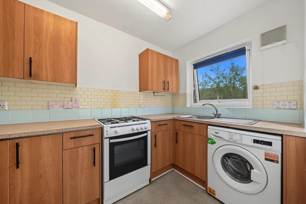 Apartment in London, Ponders End - More