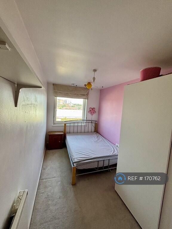 Apartment in Feltham - View 4