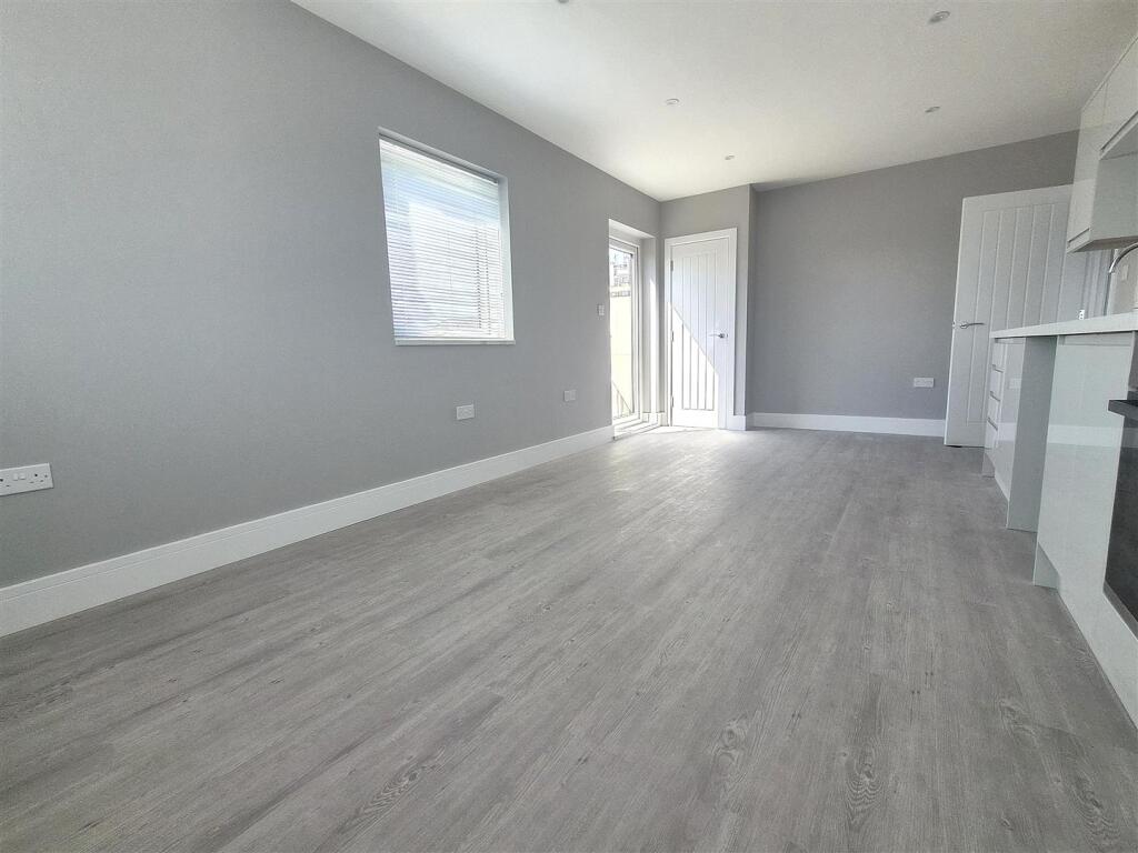Apartment in Dartford - View 3