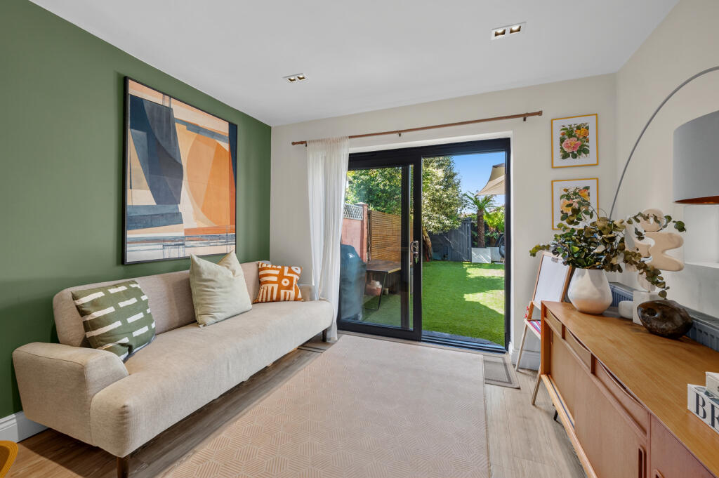 House in London, Seething Wells, Surbiton - View 5