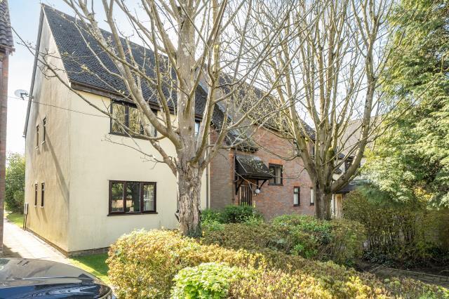 2-bed flat on Balfour Mews, Bovingdon, Hemel Hempstead, £240,000