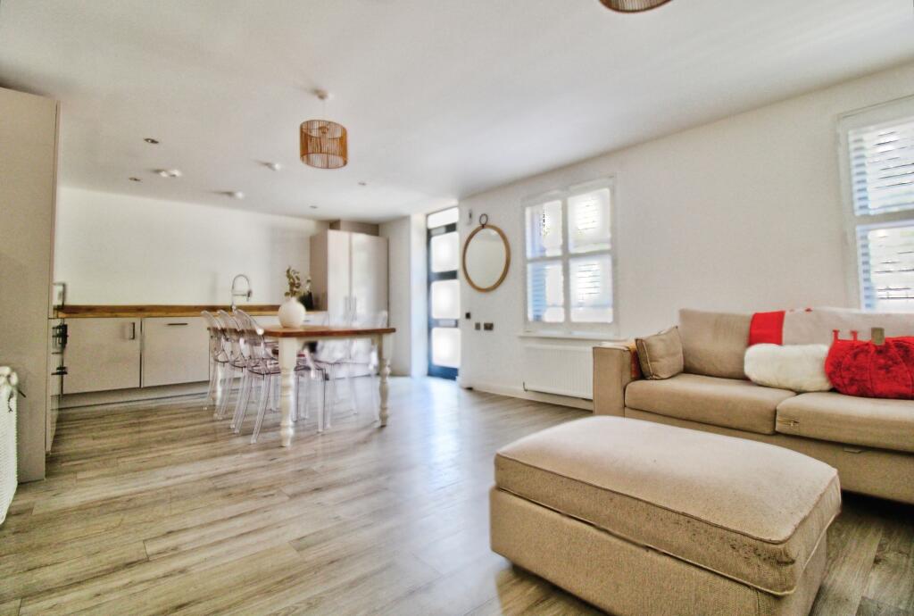 Apartment in Rainham - View 4