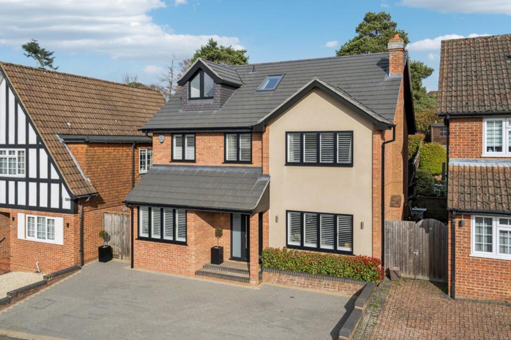 Main image of property: Deanacre Close, Chalfont St Peter, Buckinghamshire, SL9