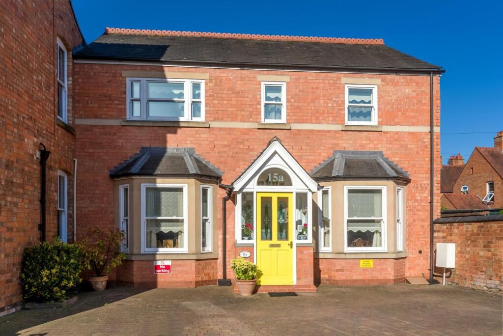 3-bed semi-detached on Evesham Place, Stratford-upon-Avon, £525,000