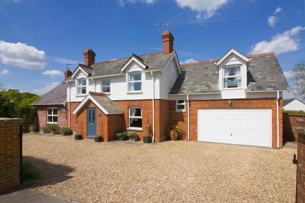 5-bed detached on Malmesbury Road, Minety, £750,000