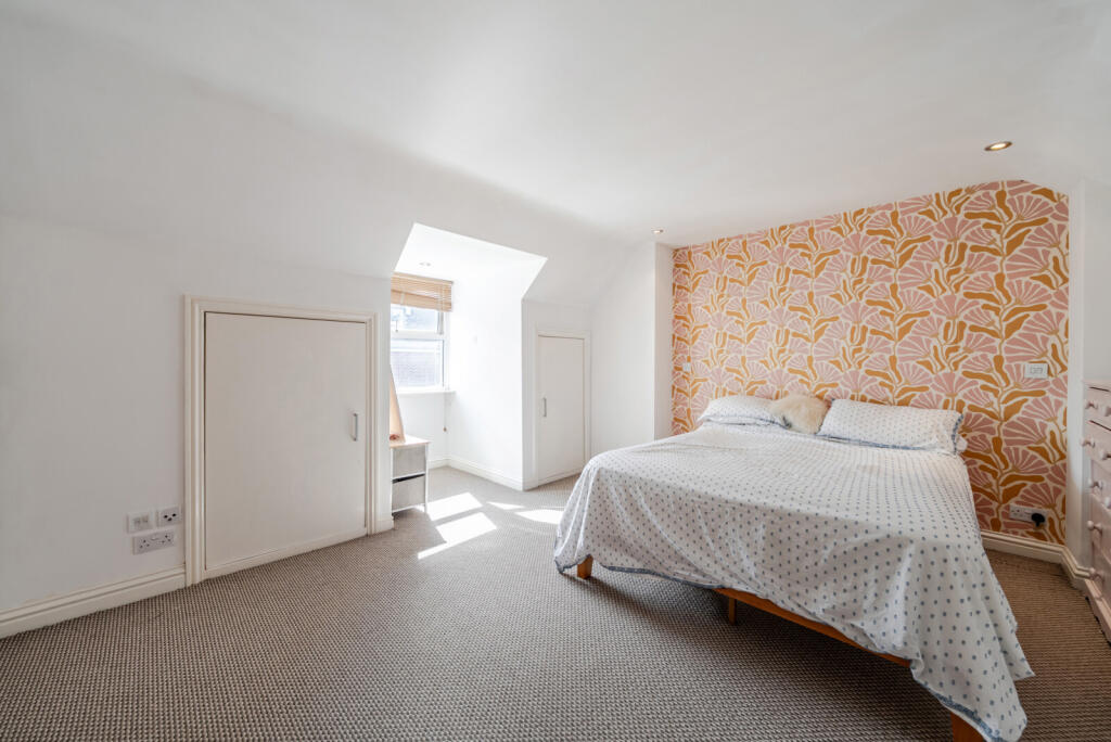 Apartment in Elmbridge, Weybridge - View 3