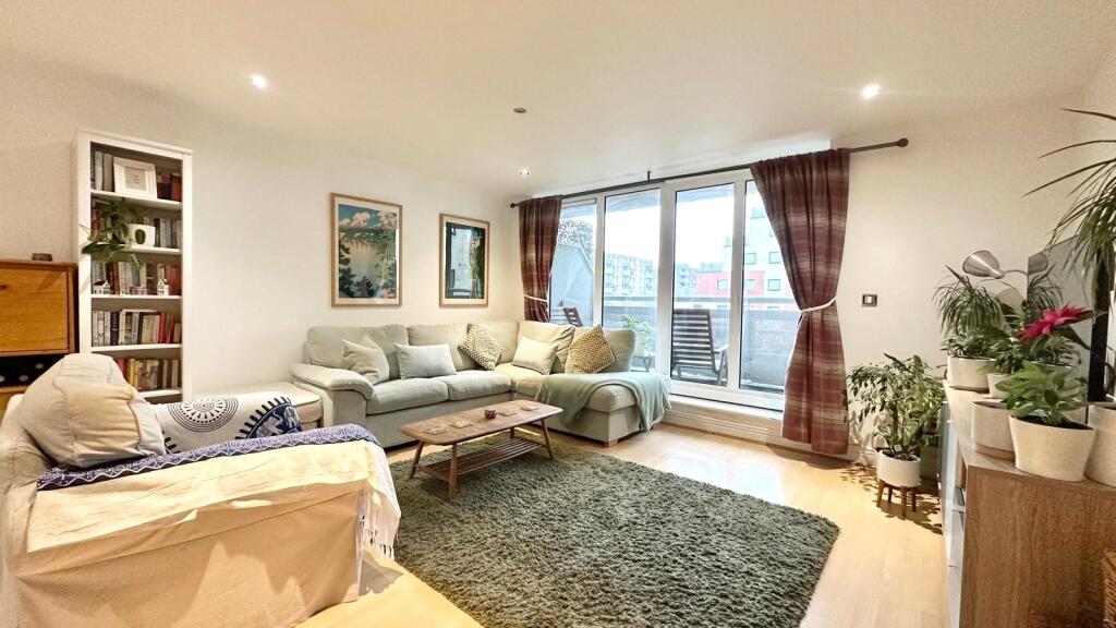 Wards Wharf Approach, London, E16 photo 3
