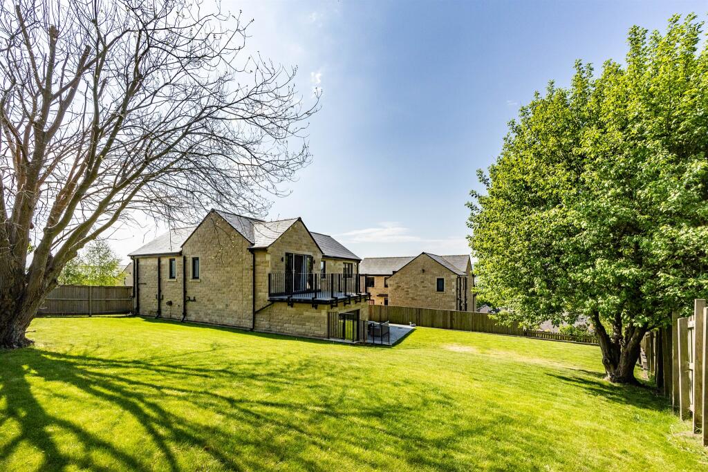 5-bed detached on Beech Gardens, Willowfield, Halifax, £560,000