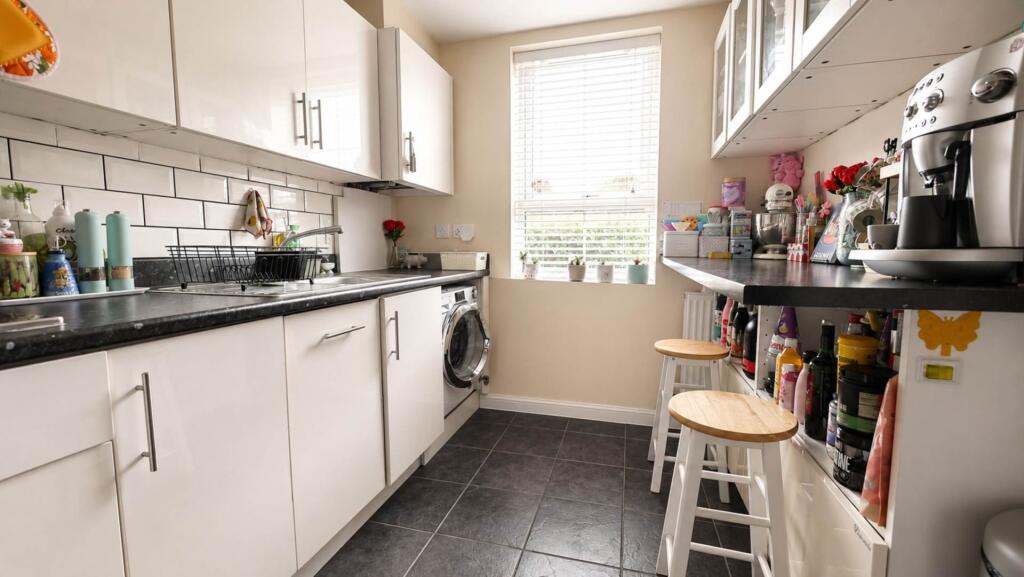 House in Hatfield, Roe Green - More