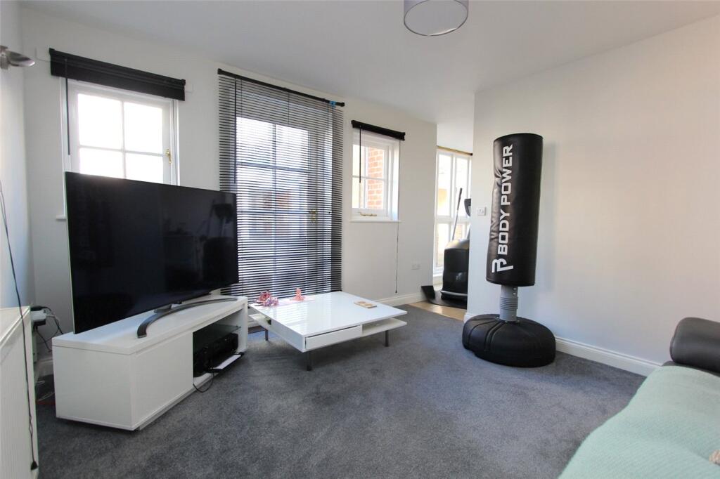 Apartment in Southend-on-Sea - View 3