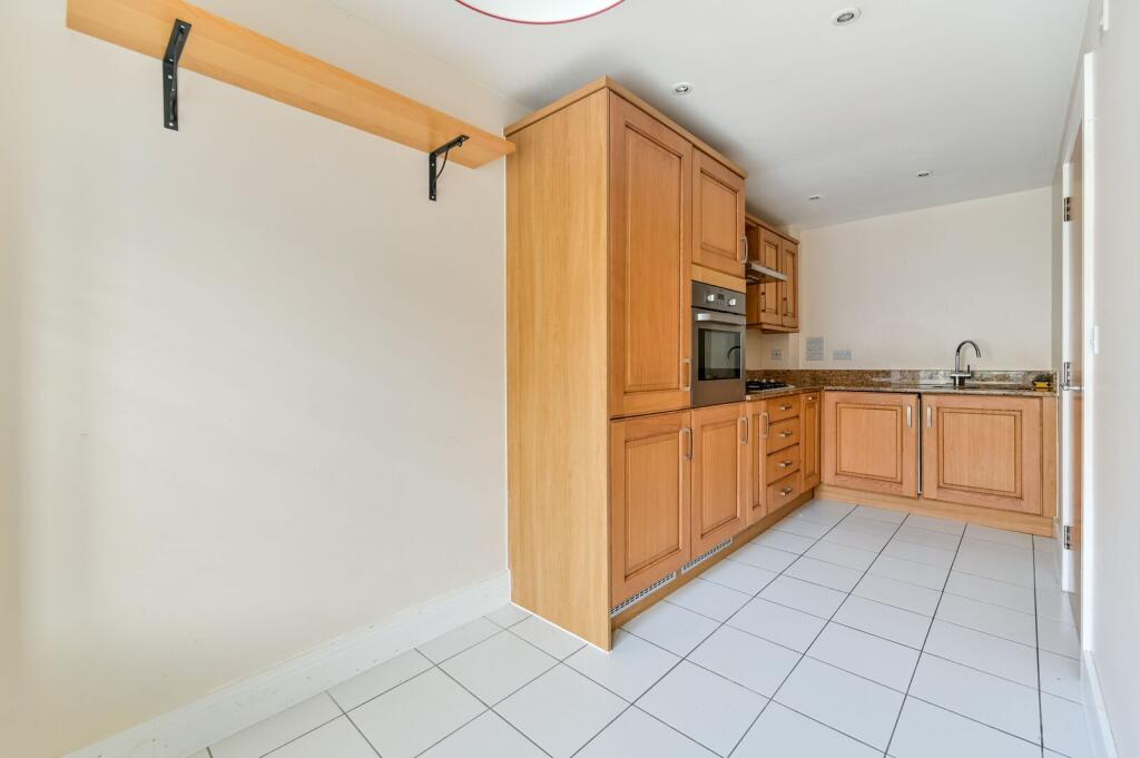 House in Kingston upon Thames - More