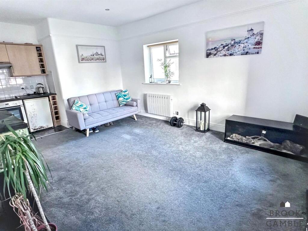 8 Hurst Road, Eastbourne photo 5