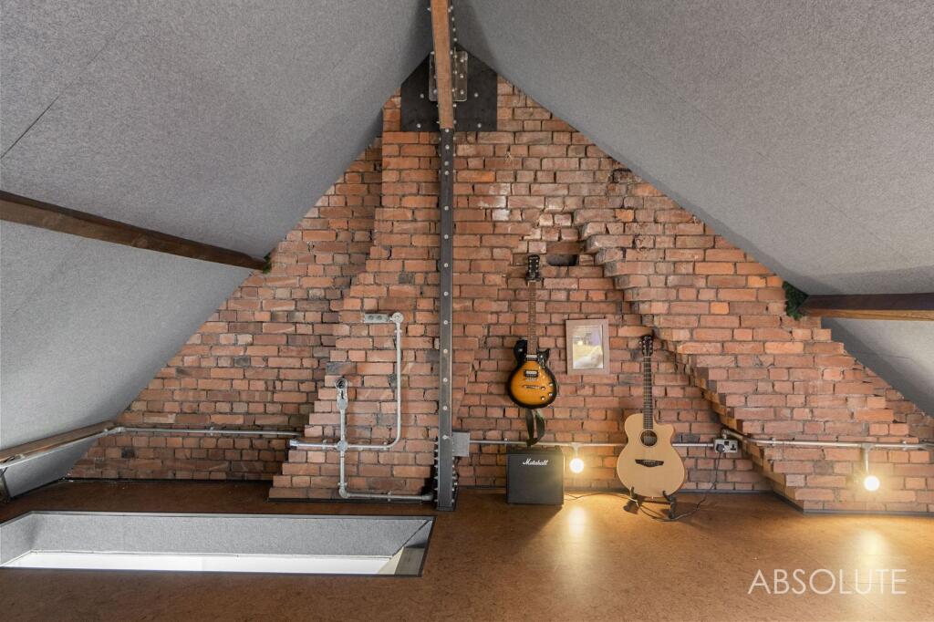 House in Torquay, Torbay - More
