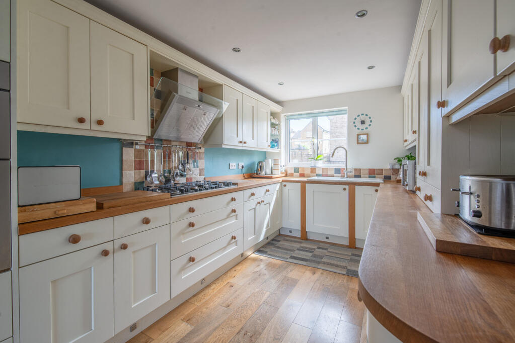 Mayhall Avenue, East Morton, West Yorkshire, BD20 photo 3